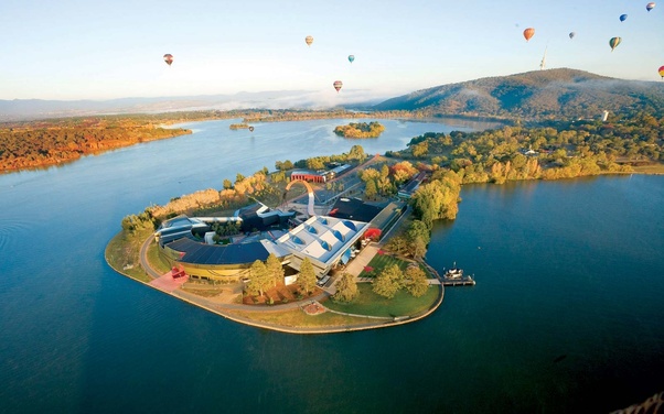 Khung cảnh Bảo tàng Âm nhạc Quốc gia Úc thơ mộng bên hồ Burley Griffin