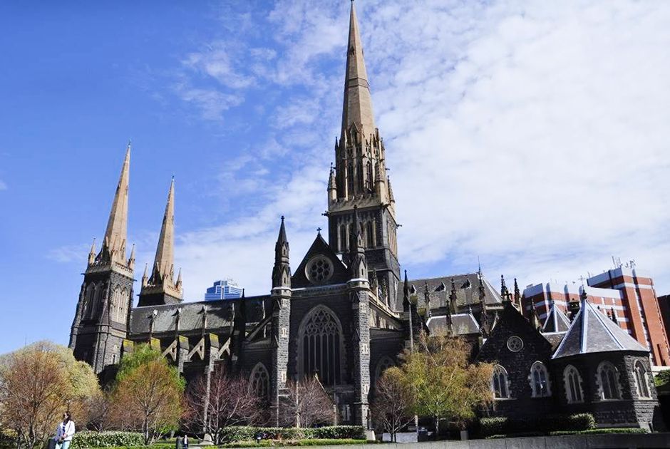 Nhà thờ St Patrick như một toà lâu đài cổ tích giữa trung tâm sầm uất Melbourne