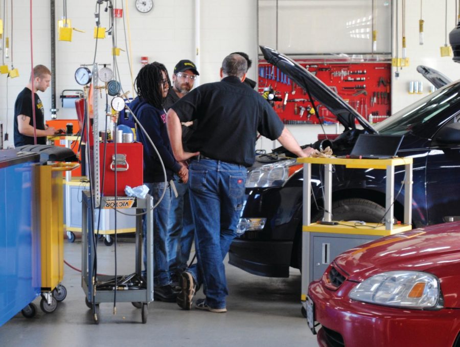 Học viên ngành Cơ khí ô tô tại Collins Academy là nơi nổi tiếng về chất lượng đào tạo nghề