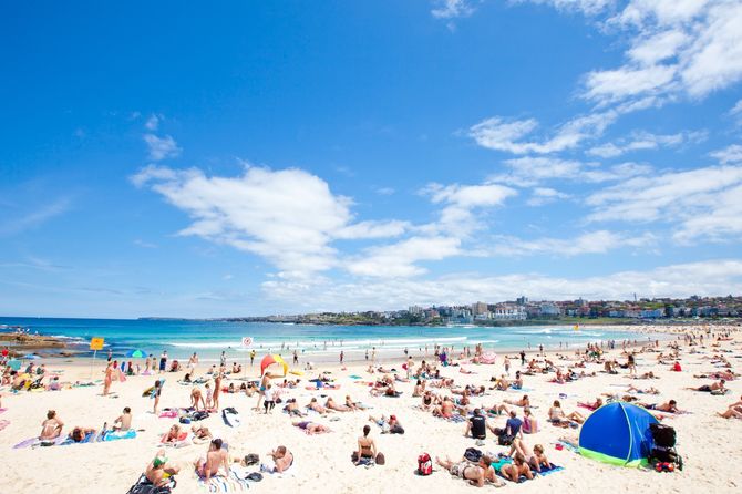 Bãi biển Bondi là địa điểm du lịch nổi tiếng tại Sydney