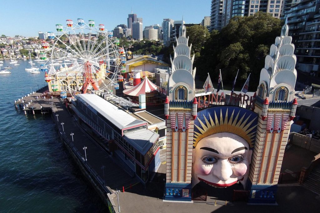 Luna Park gợi nhớ đến hình ảnh miệng của một chú hề khổng lồ