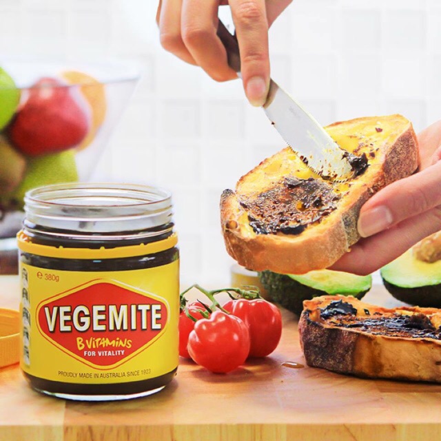 Buổi sáng ngon miệng cùng với bơ Vegemite ăn kèm với bánh mì