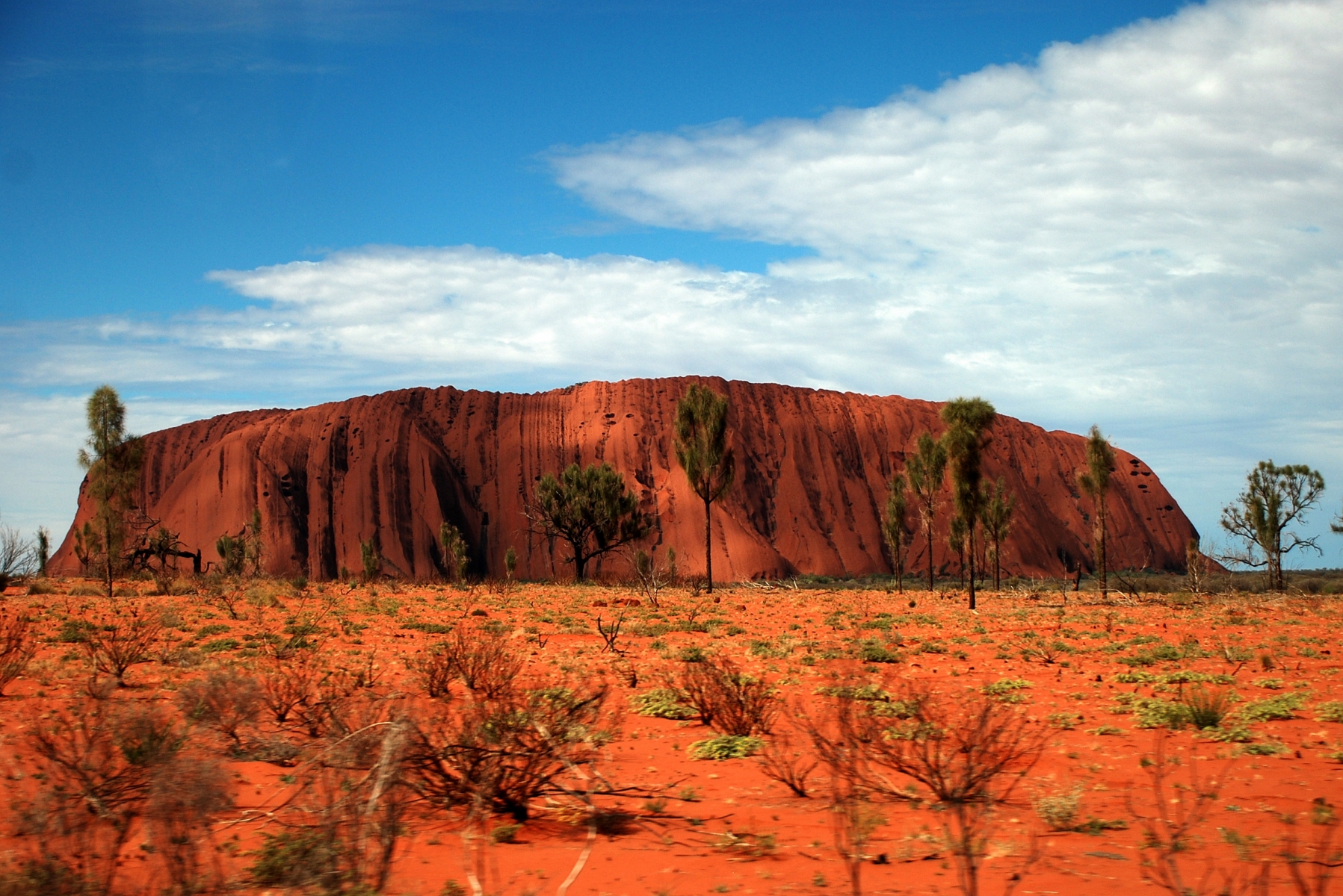 Núi Uluru hay Đá Ayers nằm ở miền nam lãnh thổ Bắc Úc